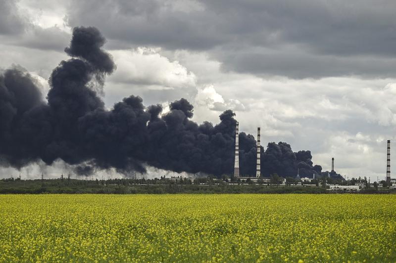 Atac asupra unei rafinării din Lisichansk, în estul Ucrainei, Foto: ARIS MESSINIS/ AFP/ Profimedia Images