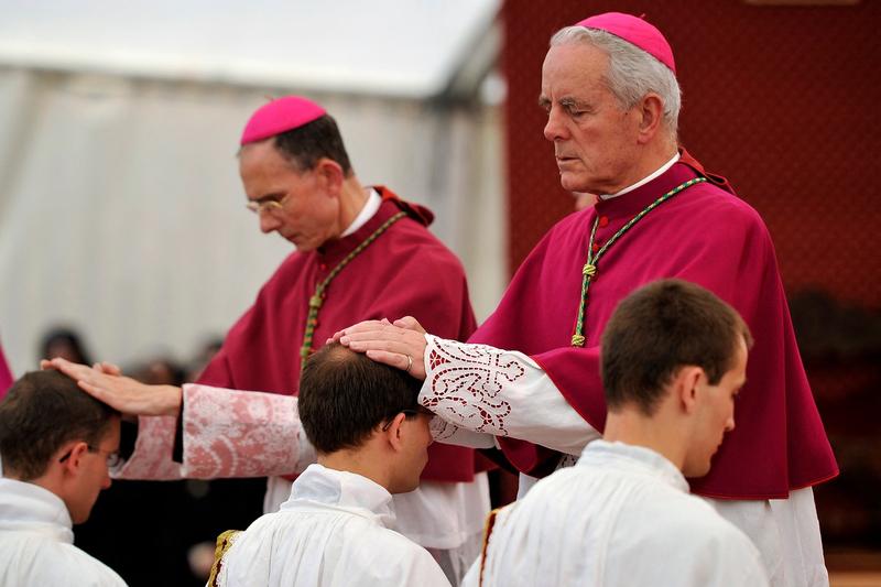 Episcopul Richard Williamson (dreapta), Foto: Fabrice COFFRINI / AFP / Profimedia