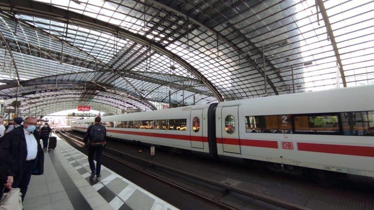 O măsură de protecție socială care va costa Guvernul german 2,5 miliarde de euro, în trei luni: abonamentul de 9 euro, Foto: editiadedimineata.ro