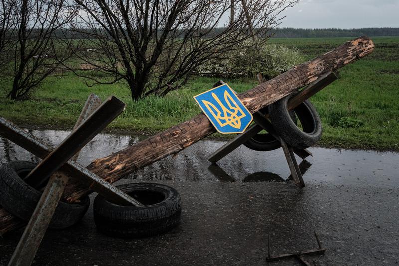 Baricade ridicate de soldatii ucraineni pe unul dintre drumurile de acces in Liman, Foto: Yasuyoshi Chiba / AFP / Profimedia Images