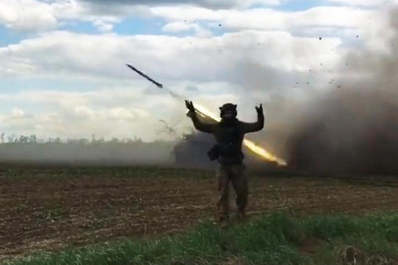 Soldatul ucrainean „dirijeaza” rachetele pe un fundal sonor, Foto: Captura video