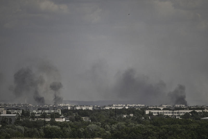 fum asuprea orașului Sievierodonetsk ca urmare a bombardamentelor ruse, Foto: Aris Messinis / AFP / Profimedia Images