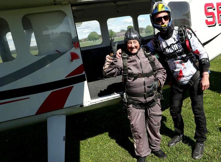 Rut Larsson a devenit cea mai in varsta persoana care a sarit cu parasuta, Foto: Jeppe Gustafsson / Shutterstock Editorial / Profimedia Images