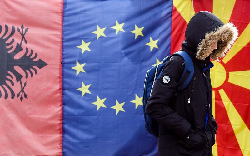 Steagurile Albaniei, Uniunii Europene și Macedoniei de Nord, Foto: Robert ATANASOVSKI / AFP / Profimedia