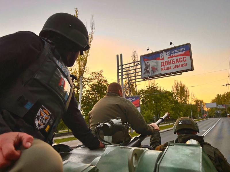 Soldați ruși pe un blindat în Donbasul ocupat, Foto: Telegram