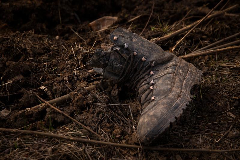 O cizmă a fost abandonată lângă un tanc rusesc pe un câmp din apropierea unui drum între Ohtîrka și Trosteaneț, în Ucraina, Foto: Zuma / SplashNews.com / Splash / Profimedia