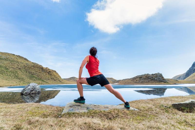 O femeie face exerciții lângă un lac, Foto: Michelangelo Oprandi / Alamy / Alamy / Profimedia