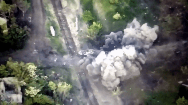 Momentul in care tancul rusesc trece peste mina, Foto: Captura video