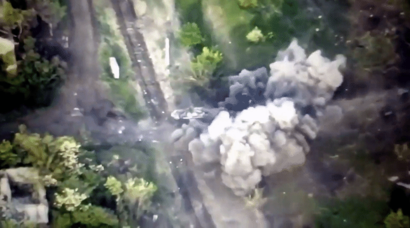 Momentul in care tancul rusesc trece peste mina, Foto: Captura video