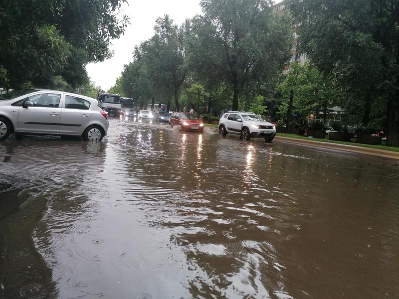 Strada din Bucuresti dupa ploaie, Foto: Hotnews