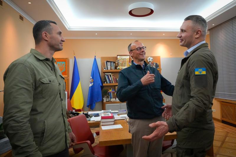 Friedrich Merz a fost primit la Kiev de fratii Klitschko, Foto: Efrem Lukatsky / AP - The Associated Press / Profimedia