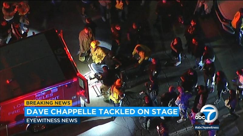 Barbatul care l-a atacat pe Dave Chappelle a fost scos cu ambulanta din sala de spectacole, Foto: Captura video