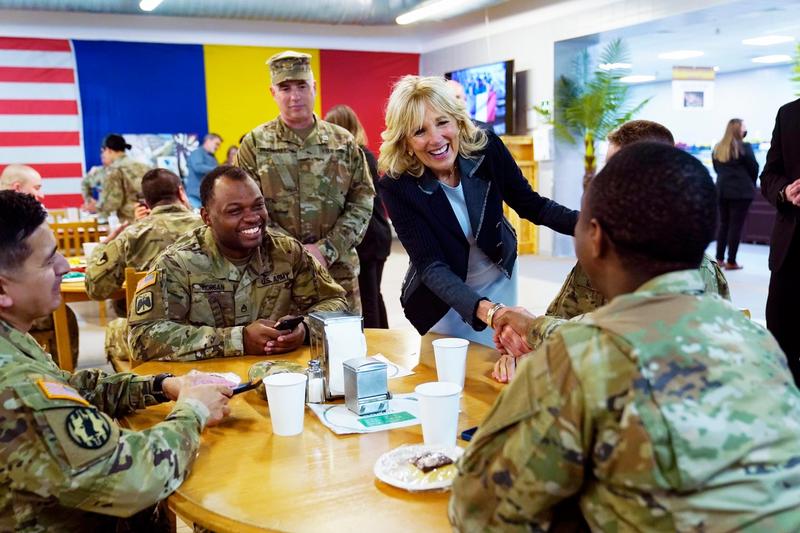 Jill Biden și militarii americani de la baza Mihail Kogălniceanu, Foto: Susan Walsh / AP - The Associated Press / Profimedia