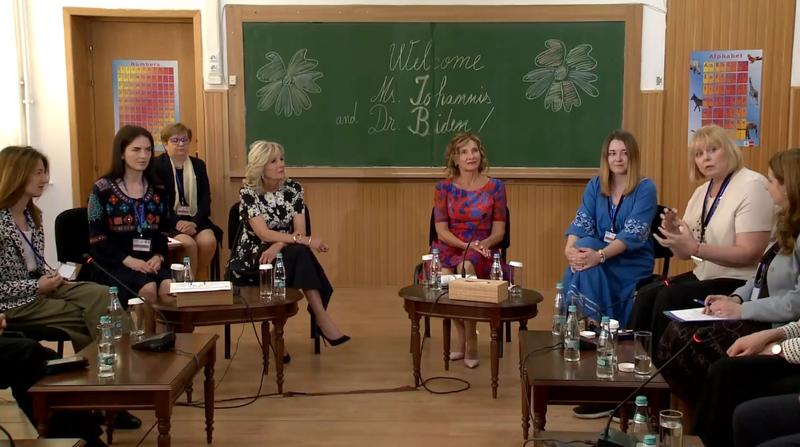 Jill Biden şi Carmen Iohannis, la școala gimnazială „Uruguay”, care găzduieşte elevi ucraineni refugiaţi, Foto: Captura video Facebook