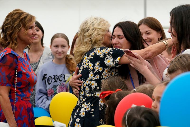 Jill Biden s-a întâlnit la o școală gimnazială din București cu mai multe mame şi copii refugiaţi din Ucraina, Foto: Susan Walsh / AFP / Profimedia