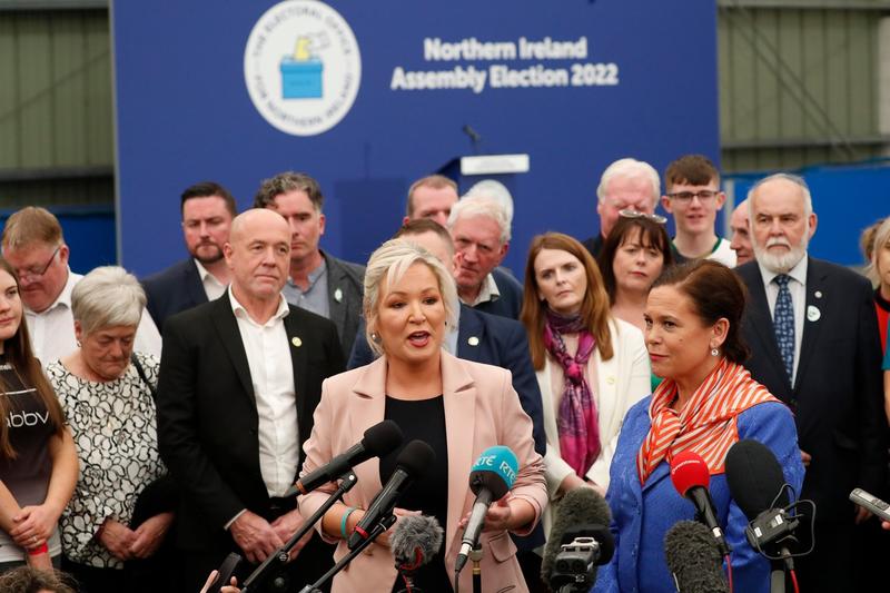 Michelle O'Neill și Mary Lou McDonald, liderele Sinn Fein, împreună cu alți membri ai partidului, după anunțarea rezultatelor alegerilor în Irlanda de Nord, Foto: Peter Morrison / AP - The Associated Press / Profimedia