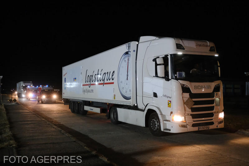Convoi de autovehicule în vama Siret, Foto: Agerpres