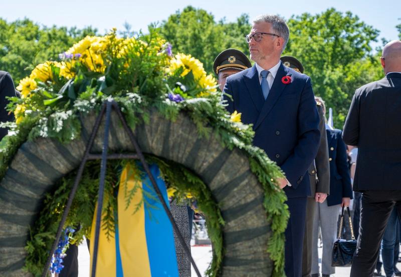 Ambasadorul Ucrainei în Germania, Andrii Melnik, a depus o coroană de flori la Memorialul Sovietic din Parcul Tiergarten din Berlin, Foto: Christophe Gateau / AFP / Profimedia