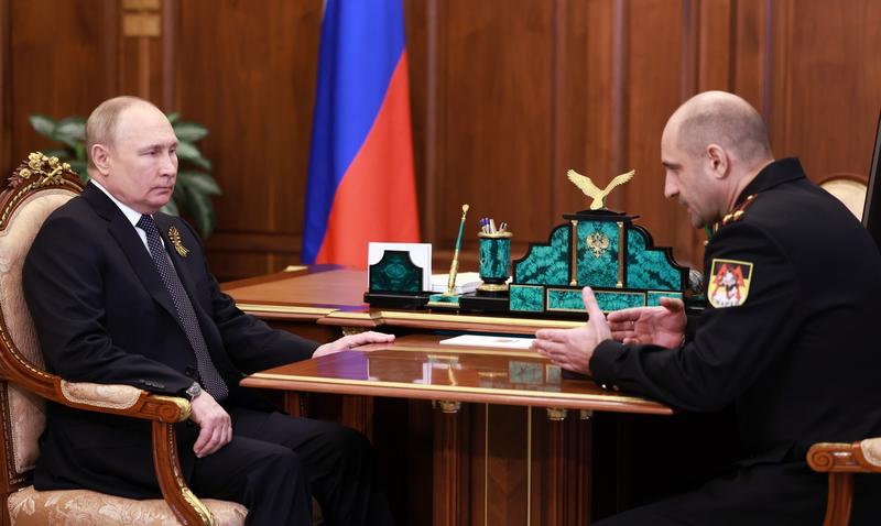 Vladimir Putin alaturi de Artem Zhoga, Foto: Mikhail Metzel / Sputnik / Profimedia