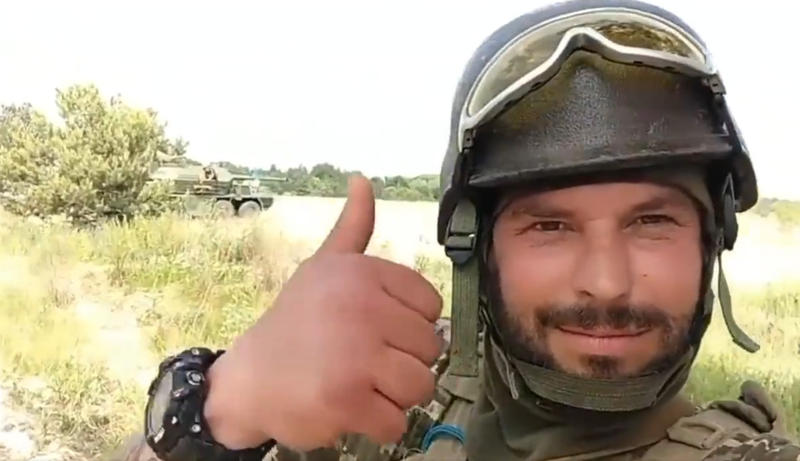 Un soldat ucrainean cu un tun autopropulsat „SpGH DANA” in spatele sau, Foto: Captura video