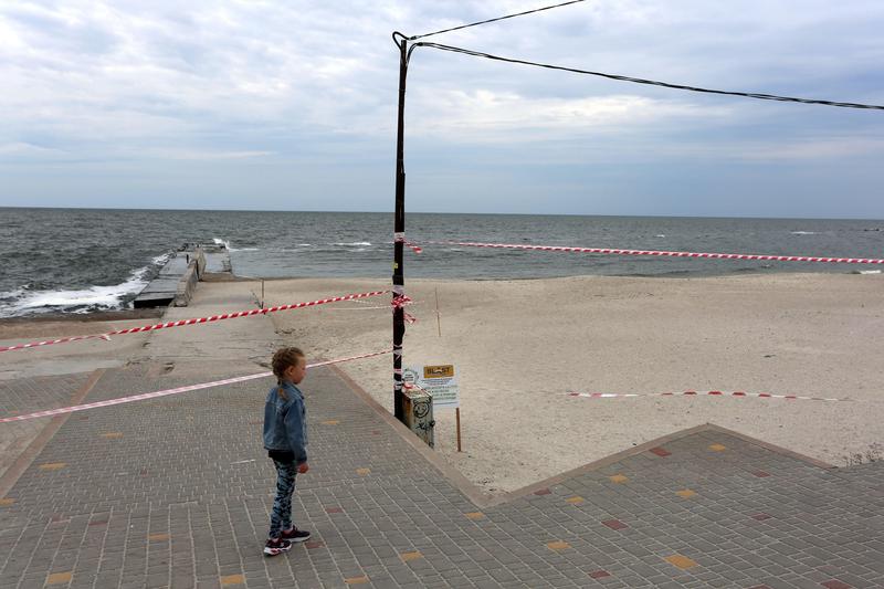 Un copil la plaja Lanzheron din Odesa, în apropiere de o zonă interzisă din cauza ca este minata, Foto: SOPA Images Limited / Alamy / Alamy / Profimedia