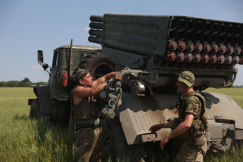 soldat ucrainean se pregateste sa traga cu un lansator de rachete BM-21, Foto: Anatolii STEPANOV / AFP / Profimedia