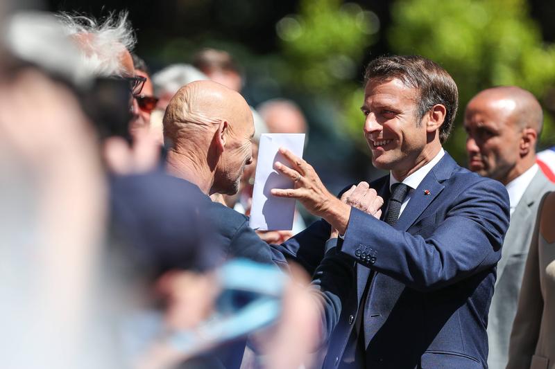 Emmanuel Macron apropiindu-se de Gregoire Campion pentru a-l pupa pe cap, Foto: Maxime Le Pihif / Sipa Press / Profimedia Images