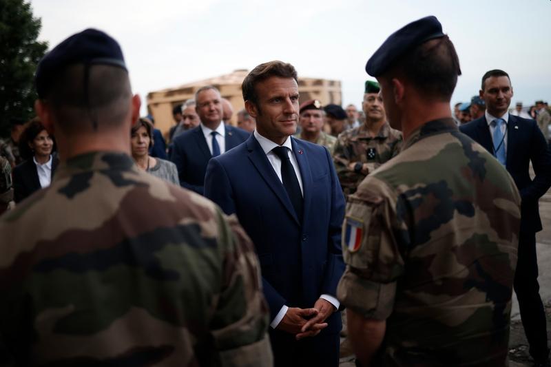 Emmanuel Macron îi vizitează pe soldații francezi de la baza Mihail Kogălniceanu din România, Foto: Yoan Valat / AP - The Associated Press / Profimedia