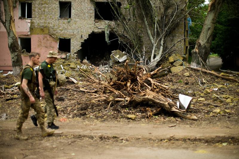 Soldați ucraineni lângă o clădire distrusă de bombardamente la Bahmut, Foto: Francisco Seco / AP - The Associated Press / Profimedia
