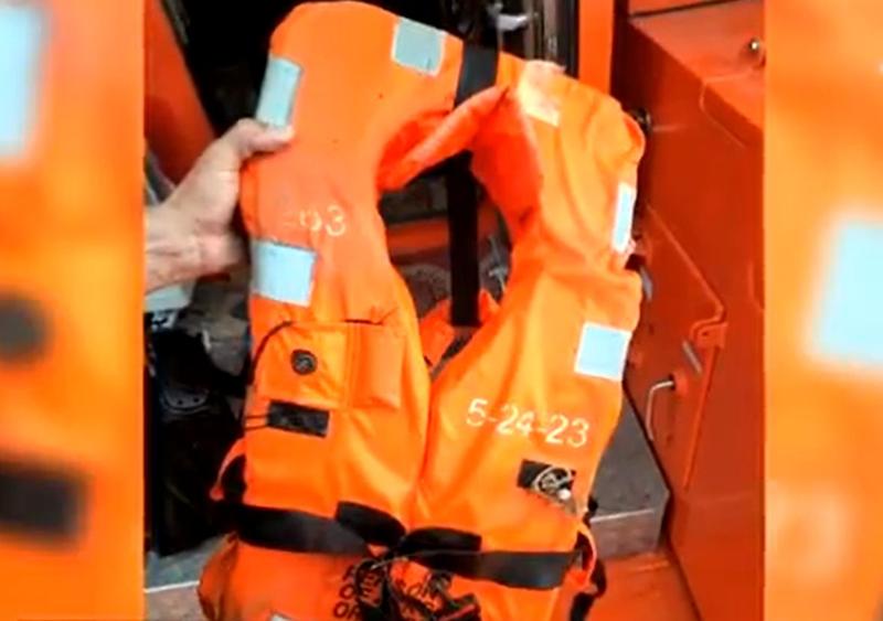Vestă de salvare de pe pluta misterioasă recuperată din apropierea portului Constanța, Foto: Captura video - TVR