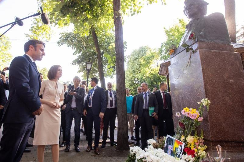 Emmanuel Macron alaturi de Maia Sandu la bustul lui Mihai Eminescu din Chisinau, Foto: Facebook - Maia Sandu