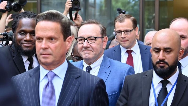 Kevin Spacey a fost înconjurat de bodyguarzi și presă la intrarea în tribunalul din Londra, Foto: Anthony Harvey / Shutterstock Editorial / Profimedia