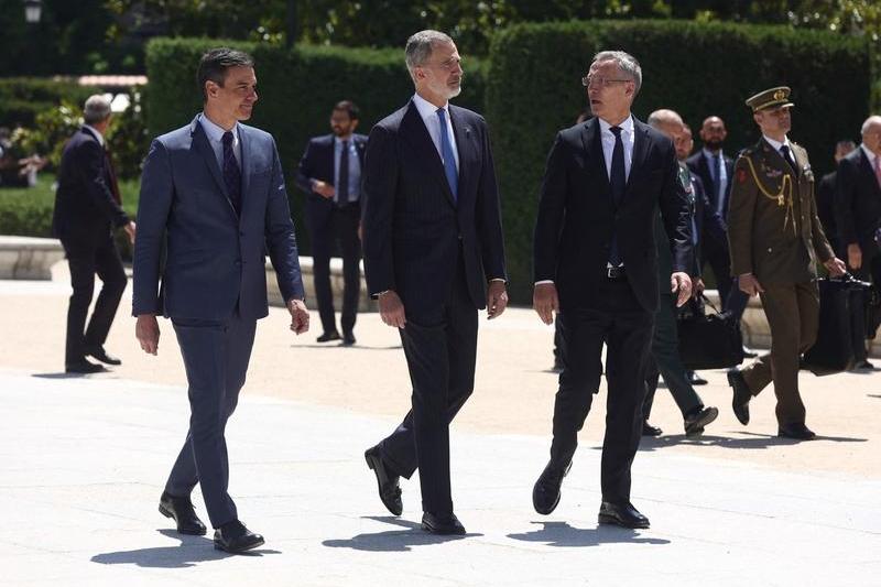 Premierul spaniol Pedro Sanchez, regele Spaniei Felipe al VI-lea și secretarul general al NATO, Jens Stoltenberg, Foto: Europa Press/ABACA / Abaca Press / Profimedia