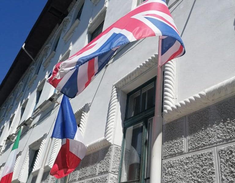 Steagurile din faţa Primăriei Timişoara, Foto: Facebook - Dominic Samuel Fritz