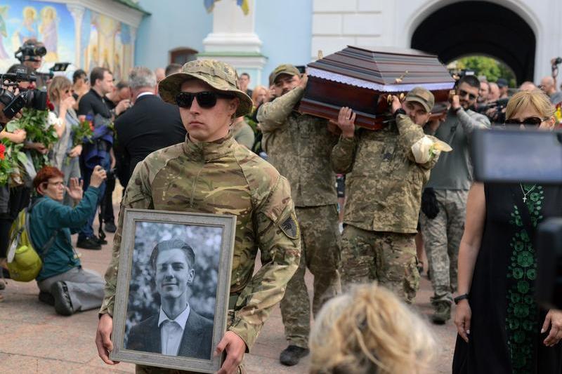 Sute de persoane au participat la funeraliile lui Roman Ratuşnîi, figură emblematică a mişcării Maidan, ucis în estul Ucrainei, Foto: Evgen Kotenko / Zuma Press / Profimedia