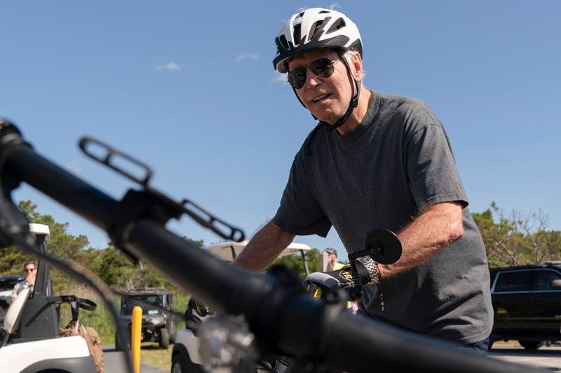 Joe Biden cu bicicleta, Foto: Manuel Balce Ceneta / AP - The Associated Press / Profimedia