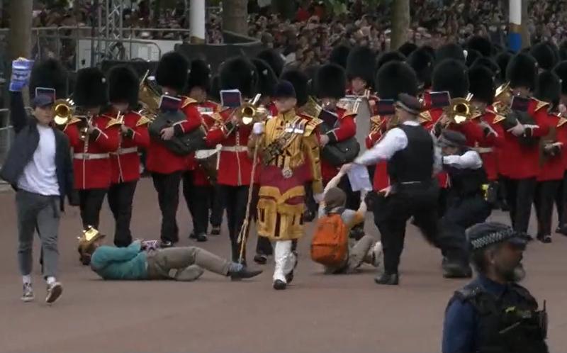 Protestatari in timpul manifestarilor de la Londra, săltați pe politie, Foto: Captura video