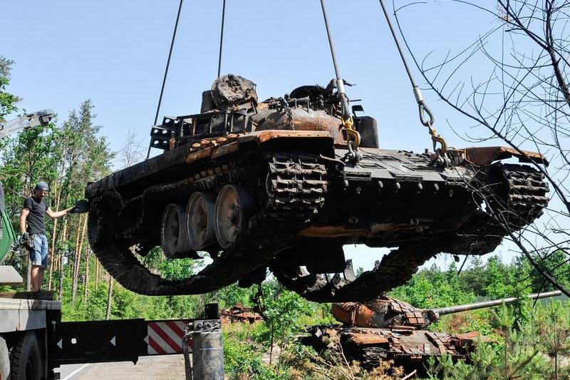 Un tanc militar distrus al armatei ruse este tractat în apropiere de capitala ucraineană Kiev., Foto: Sergei Chuzavkov/SOPA Images / Shutterstock Editorial / Profimedia