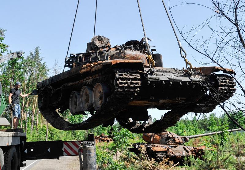 Un tanc militar distrus al armatei ruse este tractat în apropiere de capitala ucraineană Kiev., Foto: Sergei Chuzavkov/SOPA Images / Shutterstock Editorial / Profimedia