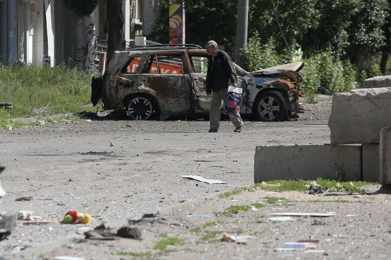 Străzile din Lisichansk sunt pline de mașini distruse, Foto: Anatolii Stepanov / AFP / Profimedia