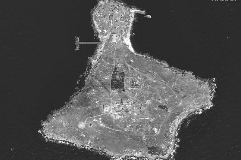 Urmările unui nou atac ucrainean asupra Insulei Șerpilor, vizibile într-o imagine Maxar realizată din satelit, Foto: AFP / AFP / Profimedia