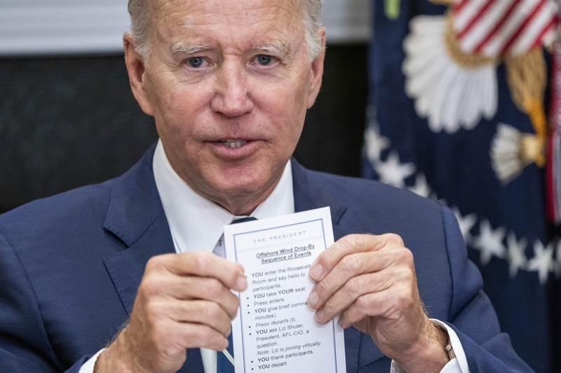 Președintele american Joe Biden cu biletul pe care avea scris indicațiile, Foto: - / Shutterstock Editorial / Profimedia