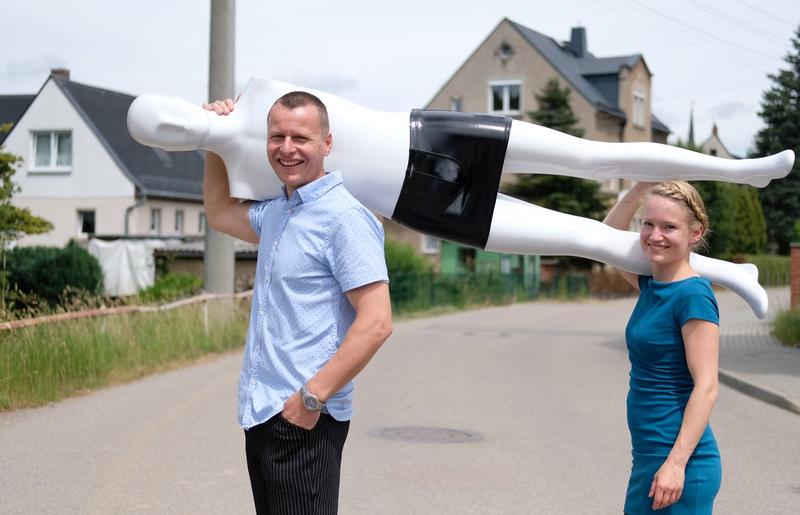 Designerul de moda Jörn Wonneberger si sotia acestuia Claudia cara un manechin masculin care poarta fusta, Foto: AFP / AFP / Profimedia