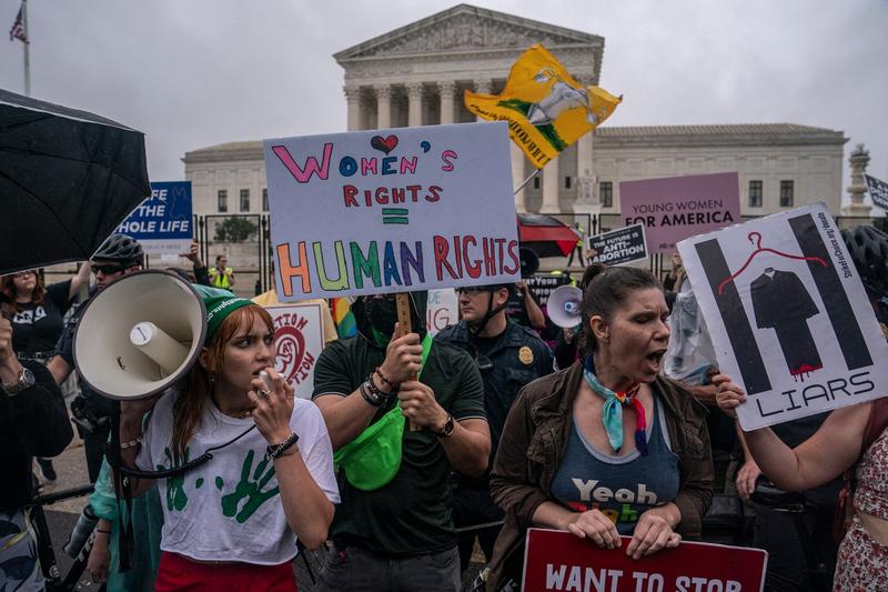 Manifestatie în timpul dezbaterilor privind dreptul la avort, Foto: Nathan Howard / Getty Images / Profimedia