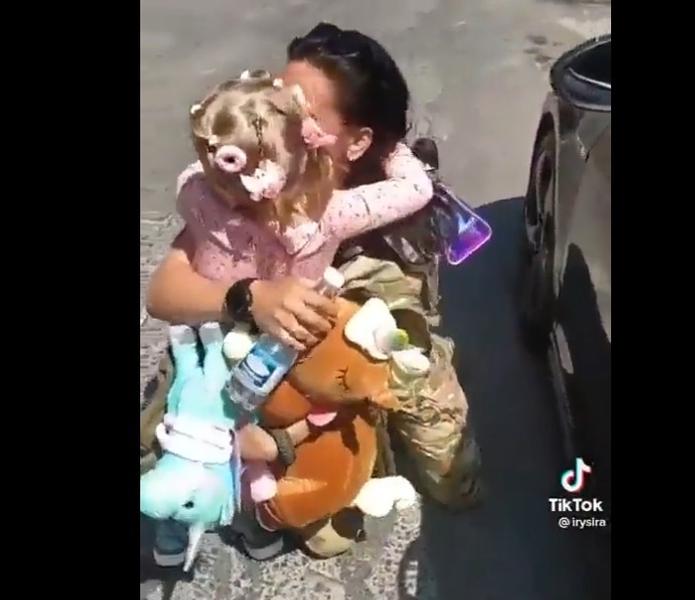 Reuniunea emoționantă dintre o fetiță și mama sa , Foto: Captura de ecran