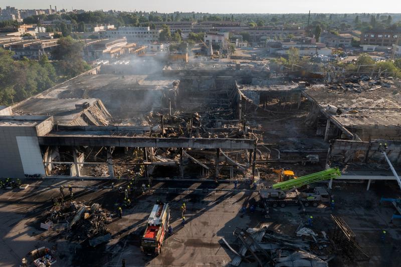 Ce a ramas din centrul comercial lovit cu rachete în Kremenciuk, Foto: Efrem Lukatsky / AP / Profimedia Images