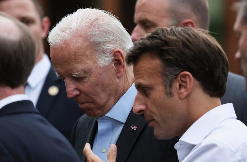 Președintele francez Emmanuel Macron poartă o discuție cu președintele american Joe Biden, la summitul G7, Foto: Lukas Barth / AP / Profimedia