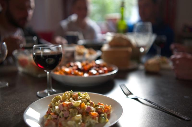 Salată rusească în meniul unui restaurant din apropierea summit-ului NATO de la Madrid, Foto: GUILLAUME SOUVANT / AFP / Profimedia