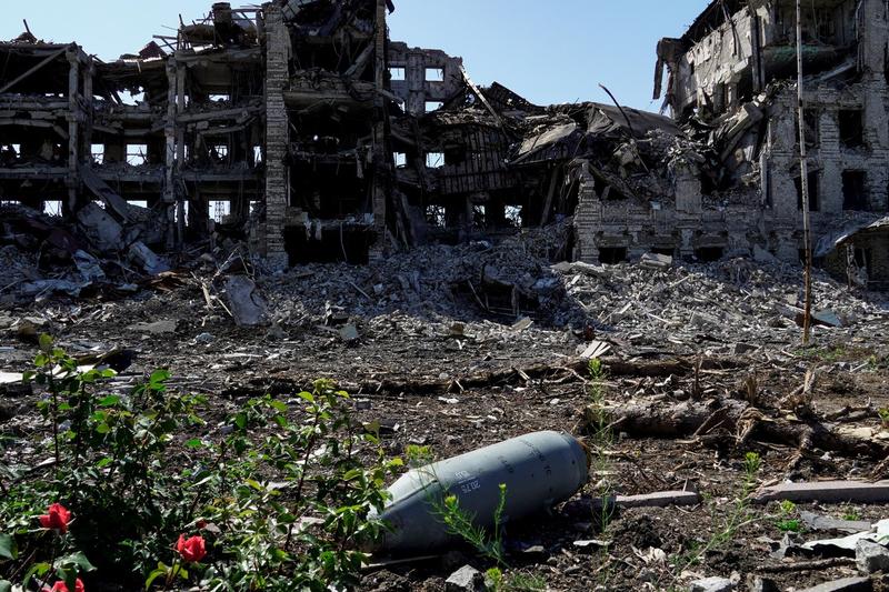 O bombă neexplodată în fața unei clădiri distruse din Mariupol, Ucraina, Foto: STRINGER / AFP / Profimedia