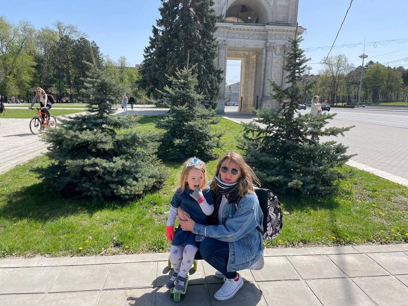 Olena Astahova impreuna cu fetita. Refugiati din Ucraina care s-au intors acasa, Foto: Arhiva personala